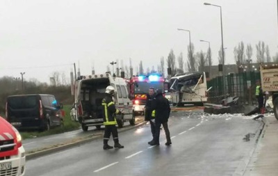 Во Франции в школьный автобус врезался грузовик, есть жертвы