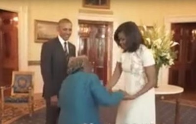 Обама с супругой станцевали с 106-летней старушкой