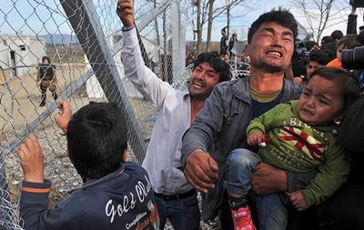 Греция вывезла мигрантов с границы с Македонией