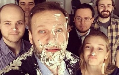 Навальный после атаки тортом пошел делать селфи