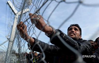 Мигранты прорвали заграждение на границе Македонии