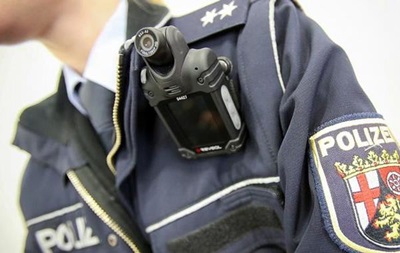Немецкие полицейские будут носить видеокамеры