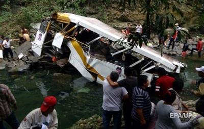 В Мексике автобус упал с 30-метрового обрыва