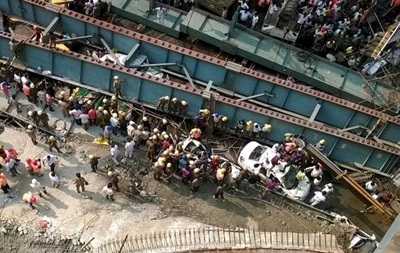 В Индии обрушилась эстакада: более десяти жертв