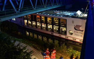 В Германии корабль врезался в мост, есть жертвы