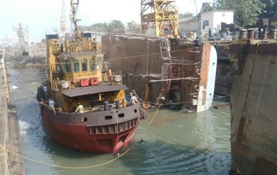 В Индии фрегат задавил двух человек