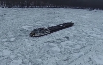 В Румынии на Дунае замерз корабль