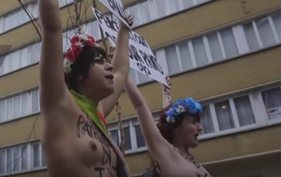 Феминистки разделись против Майка Пенса в Брюсселе