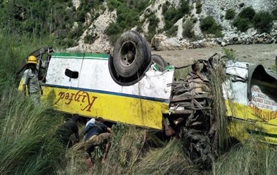 В Индии автобус рухнул в ущелье: десятки жертв