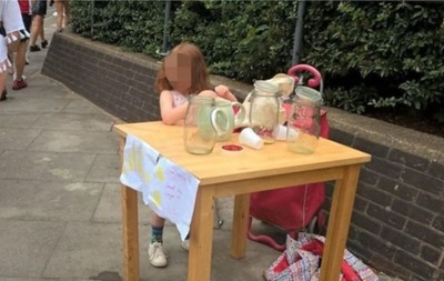 В Лондоне за торговлю лимонадом оштрафовали пятилетнюю девочку