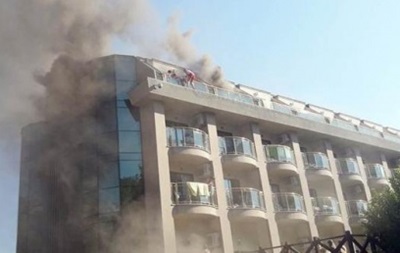 В Турции из горящего отеля выселили 400 человек