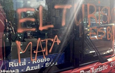 В Барселоне люди в масках напали на автобус с туристами