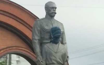 Житель Новосибирска пытался  зарубить  памятник Николаю II