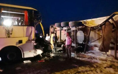 В Турции туравтобус столкнулся с грузовиком