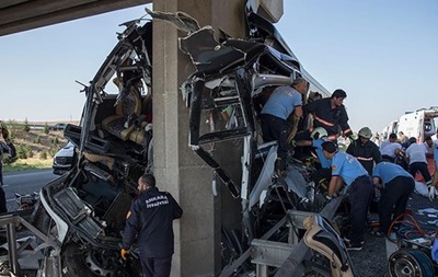 В Турции автобус врезался в опору моста: есть погибшие