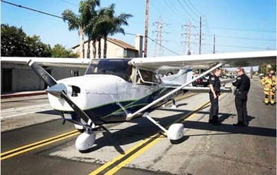 В США пилот-новичок посадила самолет посреди улицы