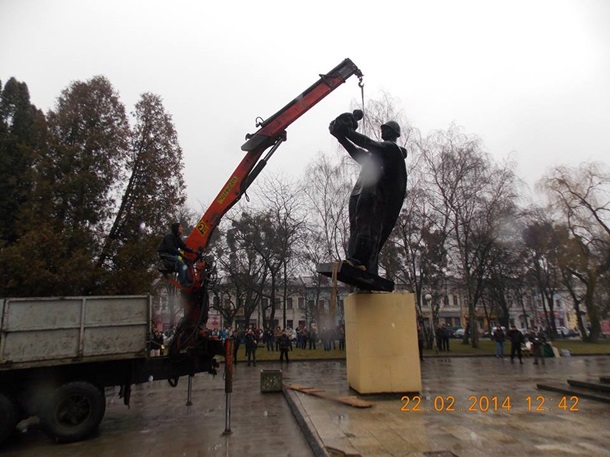 На Львовщине демонтировали памятник советскому солдату