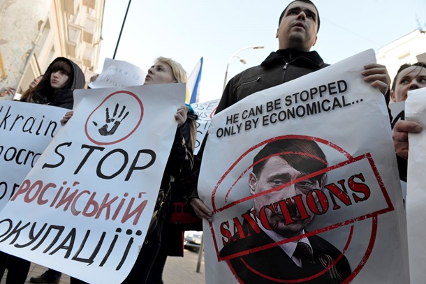 Киевские активисты пикетировали ряд посольств, призвав ввести санкции против России (ФОТО) 1 Киевские активисты пикетировали ряд посольств, призвав ввести санкции против России (ФОТО)