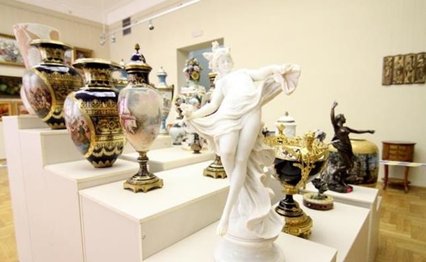 В Киеве открылась выставка предметов искусств из особняков Януковича и Пшонки