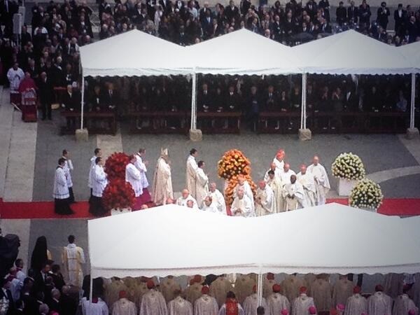 Иоанн Павел II и Иоанн XXIII причислены к лику святых