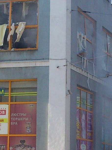 В центре Донецка в здании универмага прогремел взрыв.