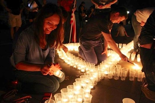 В Вашингтоне выложили из свечей большой трезубец и спели гимн Украины (ФОТО)