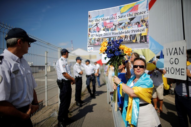 FEMEN устроили во Франции акцию возле Мистраля (ФОТО) 1 FEMEN устроили во Франции акцию возле Мистраля (ФОТО)