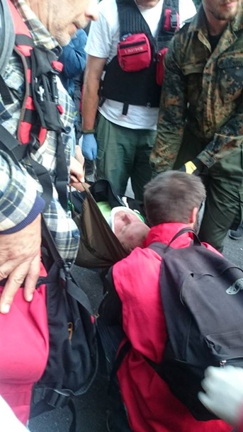 В Украине под Радой бросают дымовые шашки и стреляют (ФОТО, ВИДЕО) 1 В Украине под Радой бросают дымовые шашки и стреляют (ФОТО, ВИДЕО)