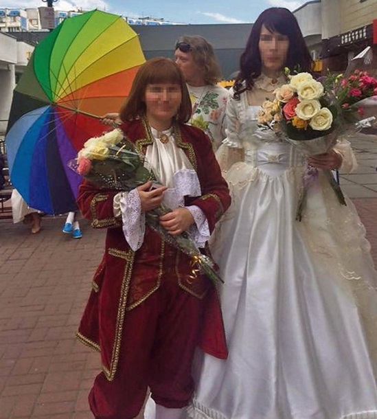 Две невесты-лесбиянки в белом платье