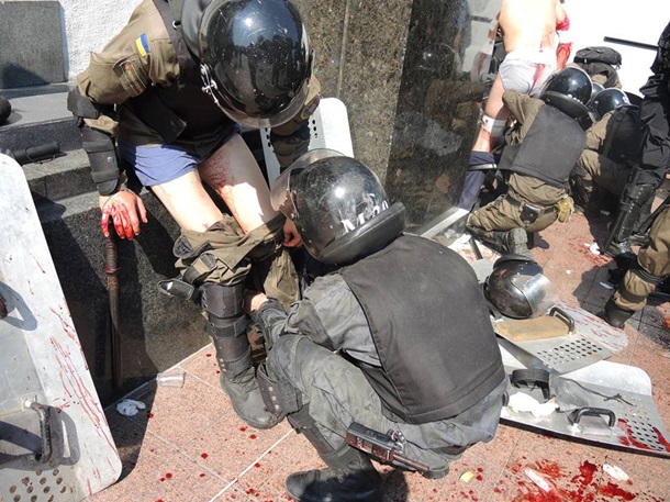 В Киеве происходит штурм Верховной Рады: гремят взрывы, есть раненые (фото, видео) (обновляется)