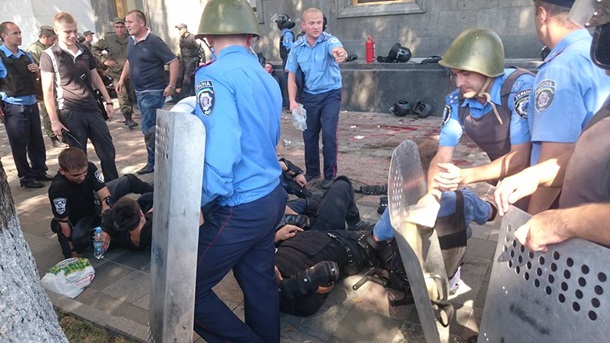 В Киеве происходит штурм Верховной Рады: гремят взрывы, есть раненые (фото, видео) (обновляется)