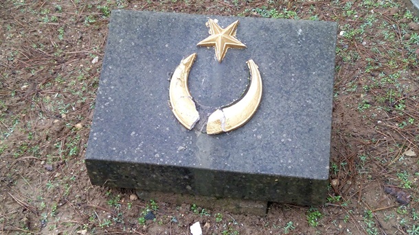 Неизвестные повредили надгробия турецких воинов(ФОТО) Неизвестные повредили надгробия турецких воинов(ФОТО)