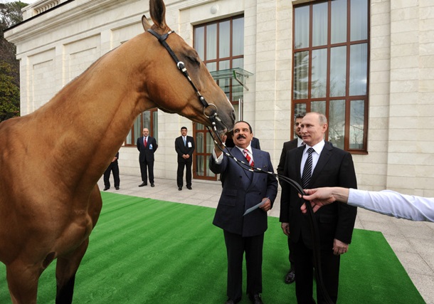 Путин с конем и мечом: фото дня