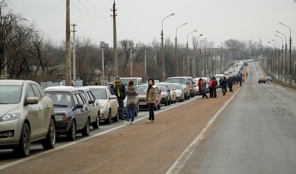 Бунт против Сбербанка и пробки в ДНР: фото дня
