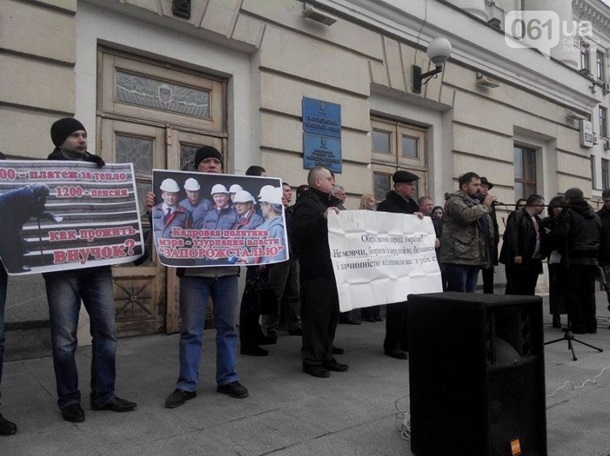 В Запорожье по решению горсовета демонтируют три советских памятника В Запорожье по решению горсовета демонтируют три советских памятника