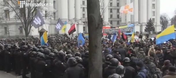 В сети появилось видео штурма активистами офиса Ахметова В сети появилось видео штурма активистами офиса Ахметова