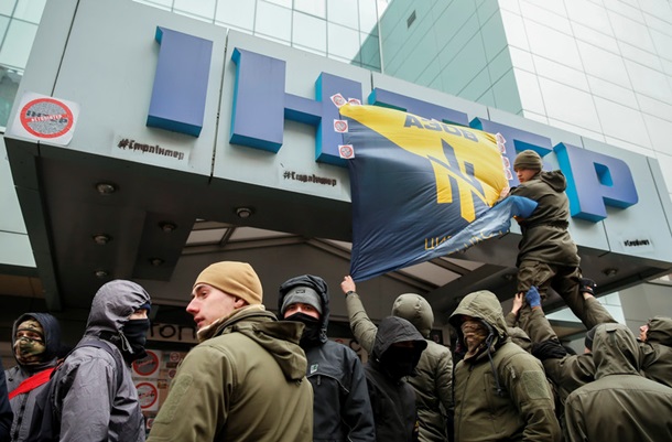 Блокада Интера и обвал дома в Киеве: фото дня