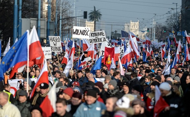 Тысячи поляков вышли на акцию в поддержку экс-президента