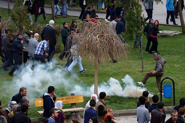 В Турции полиция применила водометы для разгона тысяч демонстрантов