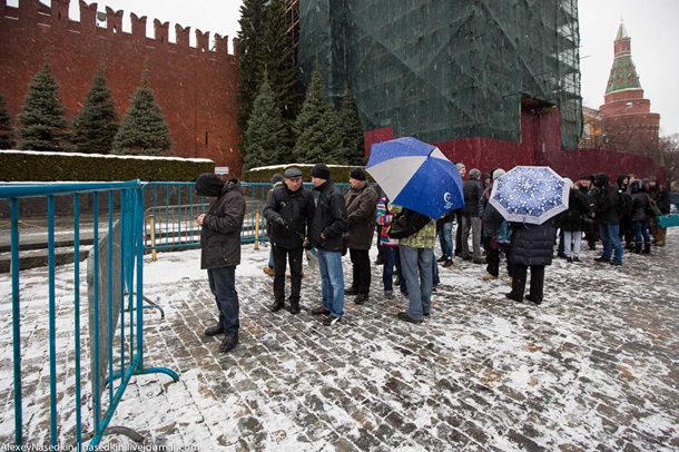 На Красной площади прошла акция "Две гвоздики для товарища Сталина" На Красной площади прошла акция "Две гвоздики для товарища Сталина"