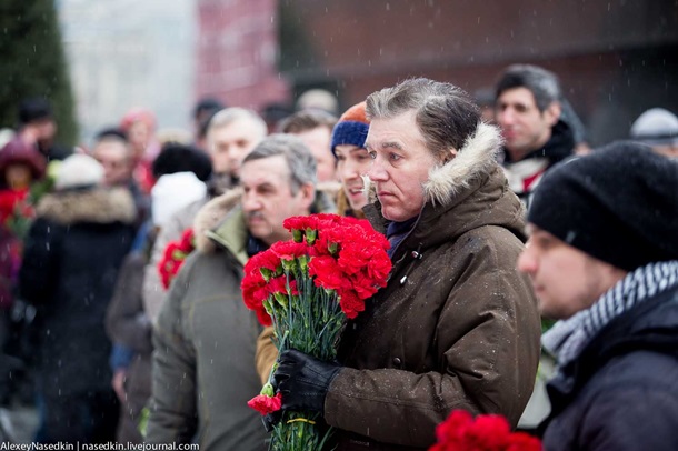 На Красной площади прошла акция "Две гвоздики для товарища Сталина" На Красной площади прошла акция "Две гвоздики для товарища Сталина"