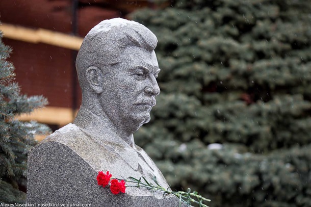 На Красной площади прошла акция "Две гвоздики для товарища Сталина" На Красной площади прошла акция "Две гвоздики для товарища Сталина"