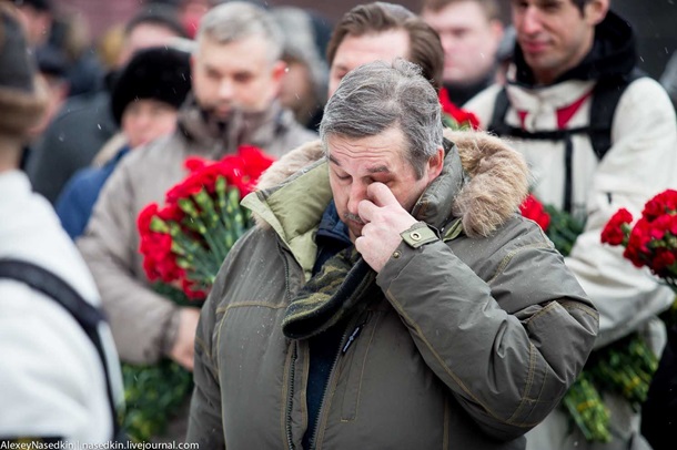 На Красной площади прошла акция "Две гвоздики для товарища Сталина" На Красной площади прошла акция "Две гвоздики для товарища Сталина"