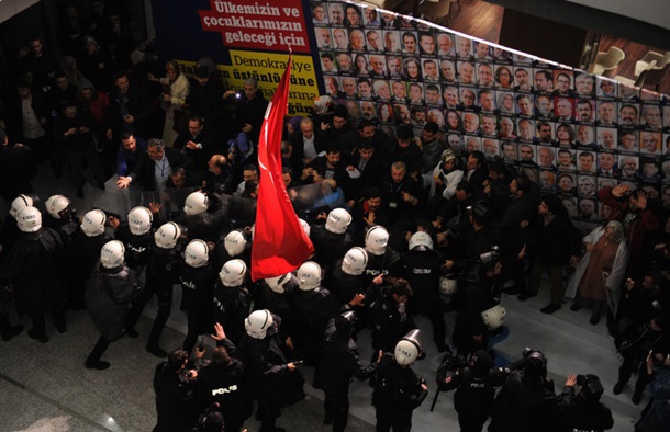 В Стамбуле полиция разогнала сторонников газеты