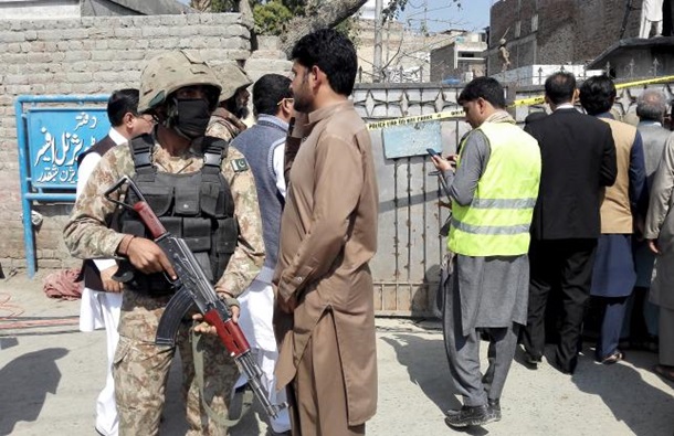 В Пакистане смертник взорвался в суде: восемь жертв
