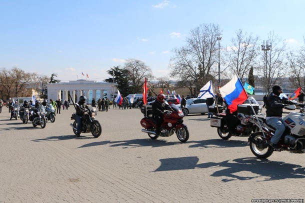 Исход из Сирии и празднования в Крыму: фото дня