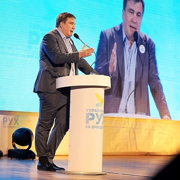 Носки Саакашвили и "поцелуй Путина": фото дня