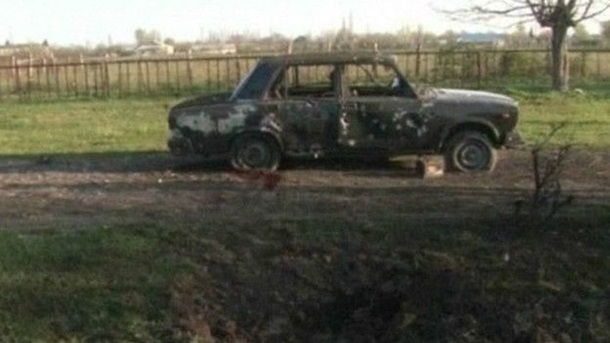 По заявлениям сторон, всю ночь в зоне конфликта велась стрельба. Этот сгоревший автомобиль был снят в Тертерском районе