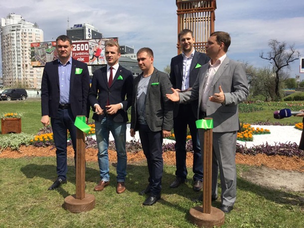 В Киеве открыли цветочную копию Биг-Бена 5