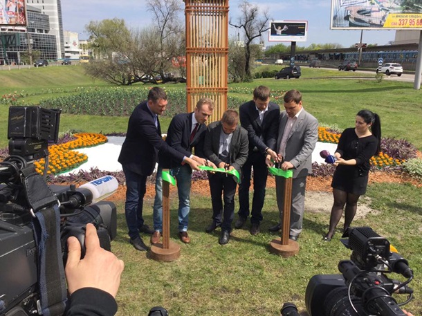 В Киеве открыли цветочную копию Биг-Бена 3